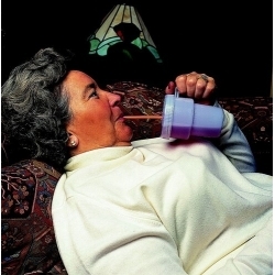 Caneca bebendo sentado |...